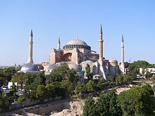 Photographie en couleurs d'une basilique byzantine transformée en mosquée et entourée de quatre minarets.