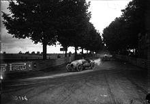 Photo de Pierre de Vizcaya abordant un virage lors du Grand Prix de France 1922.