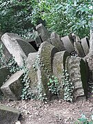 Trümmer der drei Säulen vom Tempel des Donnernden Jupiters im Landesarboretum der Hohenheimer Gärten