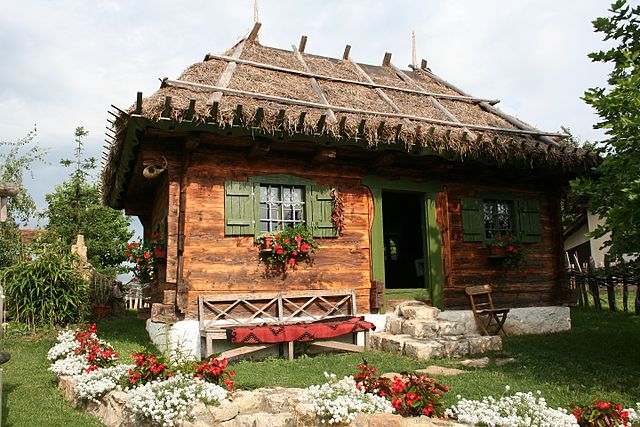 Кућа брвнара покривена сламом, Етно село „Кнежеви конаци” Белотић код Владимираца