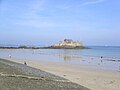 Île du Fort National, au premier plan la plage du sillon et au fond à gauche, coupée, l'île de Cézembre.