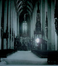 Inneres der Kirche nach der neogotischen Umgestaltung 1858–1868: neue Kanzel, Grabmal Ludwigs des Bayern, im Hintergrund der neue Marienaltar des Bildhauers Anselm Sickinger (mit den Flügelbildern von Schwinds), Heiligenfiguren an den Pfeilern mit neogotischen Baldachinen.[9]