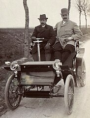 Jules-Albert de Dion avec son chauffeur (au Critérium des Motocycles de 1899)