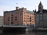 Saltängsbron korsar Motala ström i centrala Norrköping. I bakgrunden Grand Hotel och Rådhustornet.