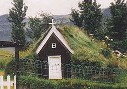 Eine isländische Grassodenkirche