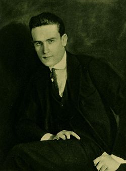 Porträtt (av Alfred Cheney Johnston, 1921).