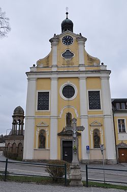 Průčelí kostela Svaté rodiny s kaplí Božího hrobu