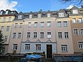 Mietshaus in geschlossener Bebauung mit Vorgarten und Einfriedung