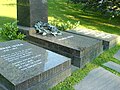 Gravstenen ved foten av Ibsenmonument på Vår Frelsers gravlund.