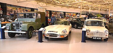Land Rover I (1948), Jaguar Type E (1969), et Mini (1959)
