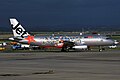 Livery (Cat Warna) Gold Coast Titans pada Syarikat Penerbangan Jetstar dengan Armada siri Airbus A320 .