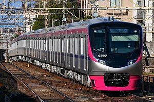 京王ライナーで運用される5000系電車 （2023年1月 桜上水駅）