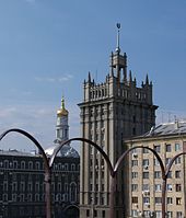 Вид с крыши дома на Подоле в сторону дома со шпилем на Московском проспекте и Успенского собора.