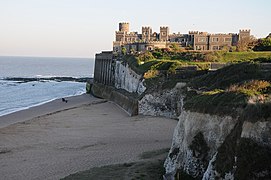 Avec la falaise et la plage.