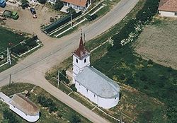 Légi felvétel a református templomról. Balra lent a római katolikus kápolna látható.