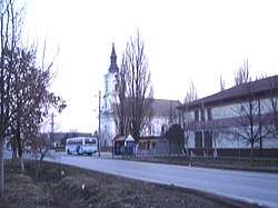 A főutca a görögkeleti templommal