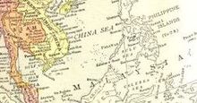 Bản đồ tiếng Anh của Đông Nam Á, kiểu chữ "MALAYSIA" theo chiều ngang để các chữ cái chạy qua góc cực bắc của Borneo và đi qua phía nam Philippines.