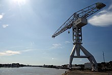 La grande grue « Titan » sur le port de Nantes