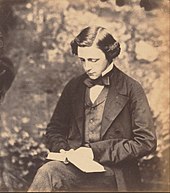 Fotografický portrét Charlese Lutwidge Dodgsona (Lewis Carroll), sedícího a držícího knihu