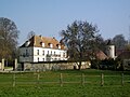 A mansão da Épinaie o hamlet de Thimécourt, que remonta ao século XVIII, mas incorpora alguns elementos de uma casa forte do século XIV, incluindo duas torres com um telhado em moleiro.