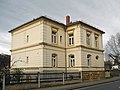 Villa mit Treppenaufgang und Einfriedung