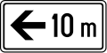 E09 Označava primjenu zabrane parkiranja ili zaustavljanja vozila do prometnog znaka, od prometnog znaka, odnosno s jedne ili druge strane prometnog znaka