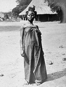 Mulher pertencente ao povo Mboum, conforme registrado nas fotografias documentadas pela Missão Moll entre 1905 e 1907, nas regiões do Congo, Oubangui-Chari, Chade e Camarões