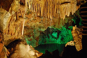 Vista do interior das grutas de Mira de aire