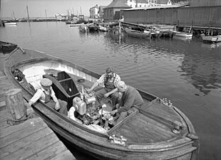 Fraktbåt med en Skandiamotor i norra hamnen, Lysekil