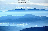 富士見岳からの展望、遠景は南アルプス（左から仙丈ヶ岳、北岳、間ノ岳）、仙丈ヶ岳と北岳の間の背後に富士山の最高点の剣ヶ峰付近のみが見られる