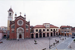 Hlavní náměstí v Orbassanu s kostelem sv. Jana Křtitele