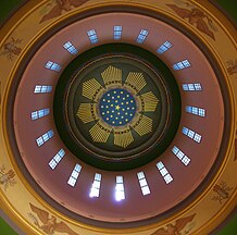 左: ドームの内側、ロタンダの天井に施された装飾。 右: オレゴン・パイオニア像。実際にはこの像は銅像で、金箔が貼られている。
