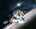 New Horizons under forbiflyvningen av Pluto (kunstnerisk fremstilling)