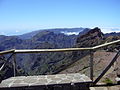 Pico do Arieiro. Dole vlevo konec Údolí jeptišek - Curral das Freiras.