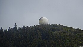 Radar météorologique de Météo-France au sommet du piton.
