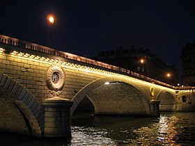 Le pont vu de nuit.