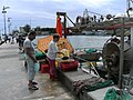 Verkauf von frisch geernteten Miesmuscheln, Austern und anderen Meerestieren direkt vom Fischerboot an einem Sonntagmorgen am Hafen von Porto Garibaldi