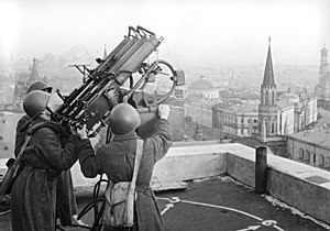 Советские зенитчики на крыше гостиницы «Москва». На заднем плане виден замаскированный Кремль