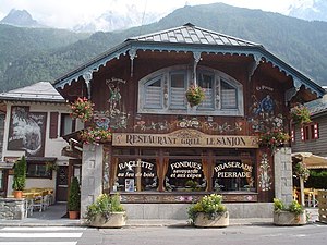 La facciata di un ristorante tipico di Chamonix