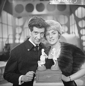 Rudi Carrell, und Annie Palmen mit Nerzschweifcape (1963)