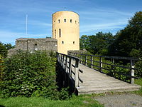 Die Ginsburg-Ruine mit bergfried-ähnlichem Hauptturm aus dem 20. Jahrhundert, gesehen von Südwesten