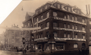 Westend-Apotheke (Luitpoldstraße/Ecke Sattlerstraße) im November 1933