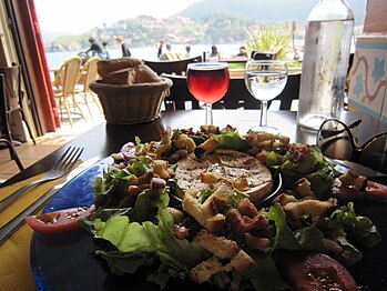 Salade de chèvre chaud et IGP côte-vermeille à Collioure