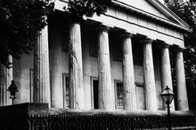 Photo en noir et blanc du bâtiment de la Seconde banque des États-Unis