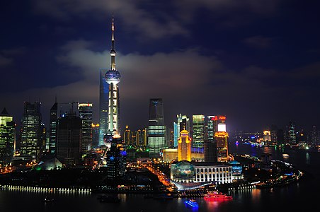 مركز شنغهاي المالي العالمي، يظهر خلف برج لؤلؤة الشرق.