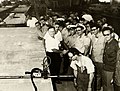 חיתוך לוחות הפלדה עבור הנחתת הראשונה במספנות ישראל 1962.