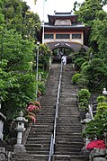 Treppe mit Niō-Tor