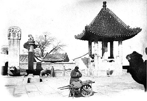 Stèle et Pagode à la sortie du pont de Lou-Kou-Kiao