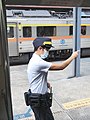 台湾铁路管理局客运列车车长，于列车离站前的指差确认