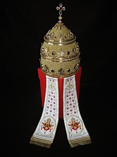 La tiare offerte au pape Benoît XVI en mai 2011 ; les deux fanons de la tiare sont frappés de ses armoiries pontificales.